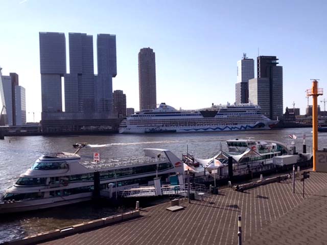 AIDAsol van AIDA Cruises aan de Cruise Terminal Rotterdam vanaf de Spido